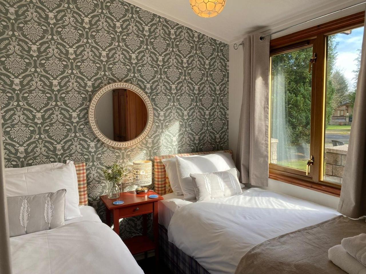 Walled Garden Lodges Loch Lomond Баллок Экстерьер фото